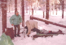 OP 1992: Ondra poh�n� Mirka, a� se kouk� sbalit, �e tu kv�li n�mu nebude mrznout.